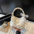 Chicke cremeweiße Plissee-Handtasche mit Spitzen-Schleifen und Umhängeriemen - Mit Anhänger / Gebrochenes Weiß