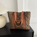 Dunkelbraune gesteppte Puffer-Tragetasche mit orangefarbenen Riemen und Metallknopf - Braun