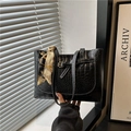 Bolso tote negro minimalista con diseño de cocodrilo y un pañuelo de seda vintage decorativo - Negro