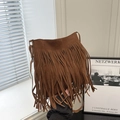 Bolso de hombro bohemio de ante marrón con flecos largos y correa ajustable - Marrón