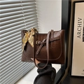 Bolso tote marrón oscuro con textura de cocodrilo y pañuelo floral decorativo - Marrón
