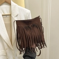 Bolso bandolera de ante marrón vintage con flecos retro y diseño elegante de asa - Marrón