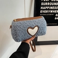 Piccola borsa a cilindro in pile blu con finiture marroni e patch a cuore - Blu