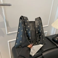 Sac à main trapèze en cuir noir avec œillets métalliques dorés de style punk et large bandoulière - Noir