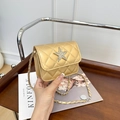 Mini-Umhängetasche in Champagner-Gold mit Steppung und funkelndem Strass-Stern-Anhänger - Gold