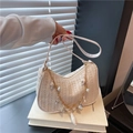 Cremefarbene Hobo-Strohtasche mit Goldkette und Muschelanhängern für den Sommer - Beige