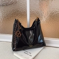 Borsa sottobraccio nera lucida con logo dorato e ciondolo a forma di pretzel - Con Ciondolo / Nero