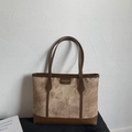 Grande borsa tote con finiture in pelle marrone, motivo marmo retrò e tracolla lunga - Marrone