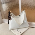 Borsa sottobraccio bianca lucida in pelle verniciata con scritta fashion e ciondolo - Con Ciondolo / Bianco Sporco
