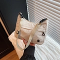 Modische beige Umhängetasche aus Nylon für Studenten mit verstellbarem Riemen und Metall-Logo - Weiß