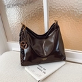 Borsa tote marrone scuro lucido con scritte dorate e dettaglio nappa decorativa - Con Ciondolo / Marrone