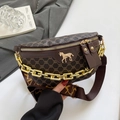 Bolso de pecho tipo silla marrón oscuro con cadena dorada y estampado floral vintage - Marrón