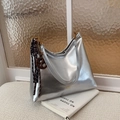 Borsa a spalla argento metallizzato con stampa Fashion Bags e ciondolo a strisce - Con Ciondolo / Argento