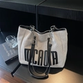 Grande borsa tote in tela bianco sporco con stampa MCDA e tracolla a catena - Nero