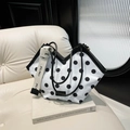 Bolso tote de lona con lunares, ribete de cuero negro y diseño con apertura en V - Lunares Blancos