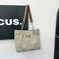 Borsa tote in velluto a coste verde con tracolla in pelle marrone e catena - Cachi
