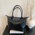 Grande borsa tote nera in pelle con bottone a pressione dorato e zip - Nero