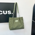 Borsa tote in velluto a coste verde scuro con trama verticale e tracolla a catena in metallo - Verde