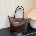 Grande borsa tote marrone caffè in ecopelle martellata con patta superiore e manici lunghi - Marrone