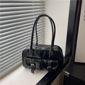 Borsa a spalla in pelle PU nera lucida con doppie tasche e dettagli in metallo - Nero