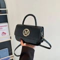 Glänzende schwarze Lackleder-Minihandtasche mit goldener M-Schnalle und Tragegurt - Schwarz