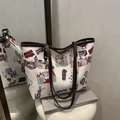 Borsa tote bianca a tema Londra con illustrazioni disegnate a mano e tracolla marrone - Marrone