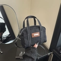 Minibolso retro de mezclilla negra con costuras en contraste y correa larga - Negro
