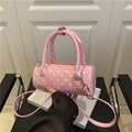 Bolso cilíndrico rosa con lunares en cuero charol brillante con asas superiores - Rosa