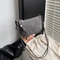 Graue Satteltasche aus Wildleder mit Knotengurt und metallischer M-Dekoration - Grau