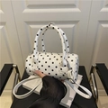 Bolso de mano blanco con lunares negros con asas dobles y correa de hombro ajustable - Blanco