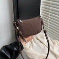 Dunkelbraune Satteltasche in Wildlederoptik mit Knotendetail am Riemen und Reißverschluss - Braun