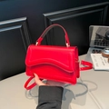 Elegante borsa quadrata rossa in finta pelle con manico superiore e dettagli dorati - Rosso