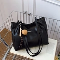 Bolso tote grande de cuero PU negro para estudiantes con un elegante llavero de béisbol - Con Colgante / Negro
