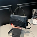 Elegante borsa a tracolla nera squadrata con cuciture a onda e dettagli in metallo oro - Nero