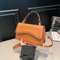 Borsa quadrata marrone arancione in pelle con patta a onde e tracolla regolabile - Marrone