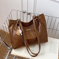 Bolso tote de cuero PU marrón oscuro con etiqueta fashion y colgante de béisbol creativo - Con Colgante / Marrón