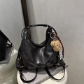 Bolso tote vintage de cuero sintético negro con hebillas doradas y colgante de oso - Con Colgante / Negro