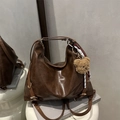 Bolso hobo vintage marrón oscuro con colgante de oso de peluche y cuerda trenzada - Con Colgante / Marrón
