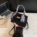 Elegante schwarze Wildlederhandtasche mit Goldschloss und Seidenschal am Griff - Mit Seidenschal-Dekoration / Schwarz
