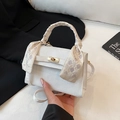 Weiße PU-Lederhandtasche mit goldenem Drehverschluss und elegantem Seidenschal - Mit Seidenschal-Dekoration / Weiß
