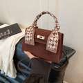 Dunkelbraune Wildleder-Handtasche mit Seidenschal-Griff und Metall-Drehverschluss - Mit Seidenschal-Dekoration / Braun