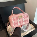 Roze geruite crossbodytas met brede schouderriem en gouden metalen accenten - Roze