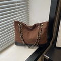 Bolso tote de ante marrón con contraste de cuero acolchado negro y cadena dorada - Marrón