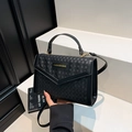 Sac à main noir élégant avec texture tissée, rabat enveloppe et étiquette mode - Noir