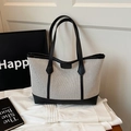 Bolso tote minimalista en crema y negro con gran capacidad para la oficina y diario - Negro