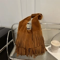 Borsa tote in pelle scamosciata marrone stile boho con frange a doppio strato e tracolla - Marrone