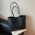 Minimalistische schwarze Kunstleder-Tragetasche mit TOTE BAG Prägung und Trägern - Schwarz
