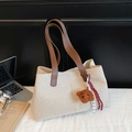 Beige Canvas-Tragetasche mit braunen Ledergriffen und süßem Plüschbären-Anhänger - Mit Anhänger / Braun