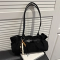 Classica borsa a spalla in pelle scamosciata nera con pendente in legno e fibbia - Con Ciondolo / Nero