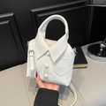 Bolso de mano creativo blanco con diseño de camisa en cuero y correa ajustable en escena - Blanco